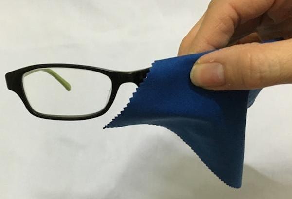 Nettoyage de lunettes avec un chiffon microfibre.
