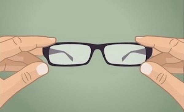 Illustration de l'inspection des verres de lunettes pour qu'ils soient bien nets et propres.