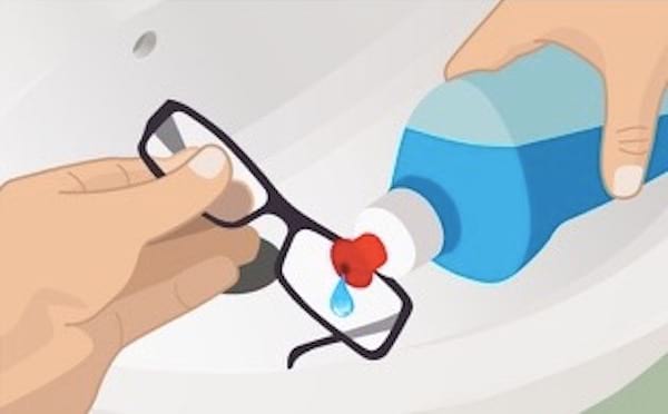 Illustration de l'appllication d'une goutte de liquide vaisselle sur des lunettes de vue.