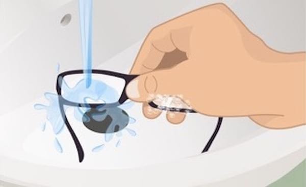 Illustration du rinçage de verres de lunettes.