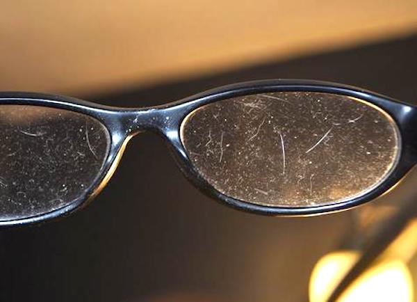 Une paire de lunettes avec des verres pleins de rayures.