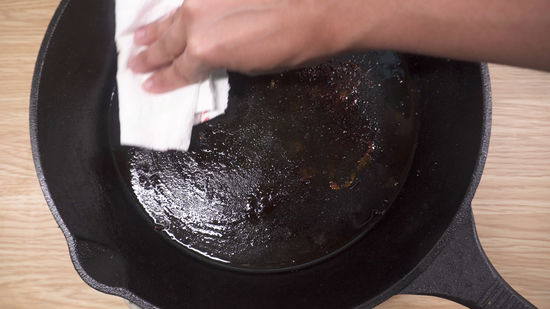 Comment nettoyer une poêle en fonte brûlée : 11 étapes