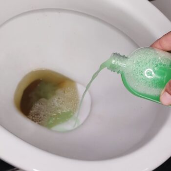 💥 Gießen Sie DAS ins Klo: Der 4-Zutaten-Trick für eine Schneeweiße Toilette! ✨