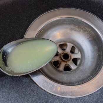 🚿 Abfluss reinigen mit nur 1 Löffel! Dieser natürliche Trick beseitigt Gerüche & Verstopfungen dauerhaft 🍋