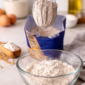 🧼 Ein sauberes Küchengeheimnis: Mehl umfüllen leicht gemacht mit einem Schneebesen! 🥣✨