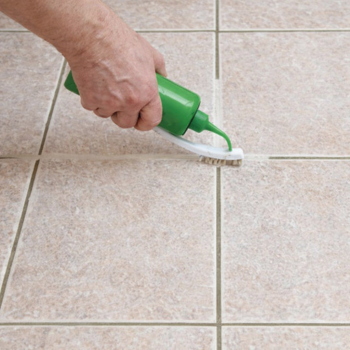 So reinigst du Fugen zwischen Fliesen – effektive, natürliche Methoden