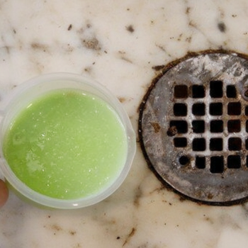 Abfluss stinkt? Mit nur 2 Tropfen verschwindet der Geruch dauerhaft