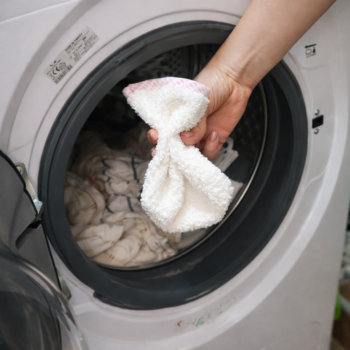 Weiße Wäsche natürlich aufhellen: Hausmittel gegen Flecken & Grauschleier