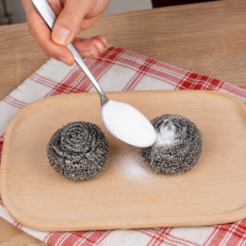 🧂 Salz auf den Topfschwamm? Dieser einfache Küchentrick kann hartnäckige Verkrustungen lösen!