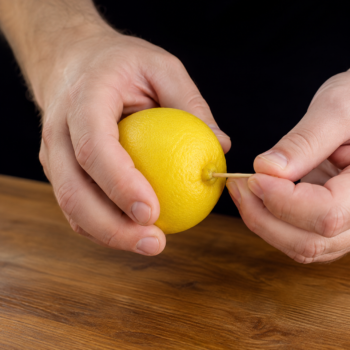🍋 Zitrone mit Zahnstocher: Dieser einfache Küchentrick spart Saft und vermeidet Verschwendung